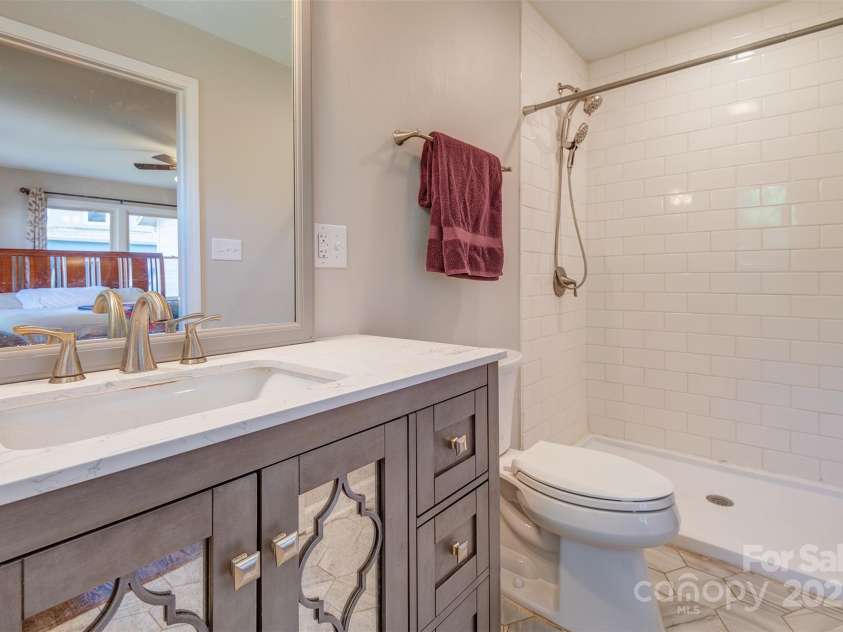34 Vandalia Avenue, Asheville, NC 28806.  MLS# CAR4276401, YatesRealty ID 33234. Primary Bathroom