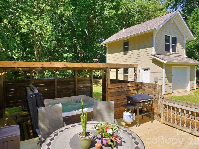 9912 Park Springs Court, Charlotte, NC 28210.  MLS# CAR4388114, YatesRealty ID 33234. Deck