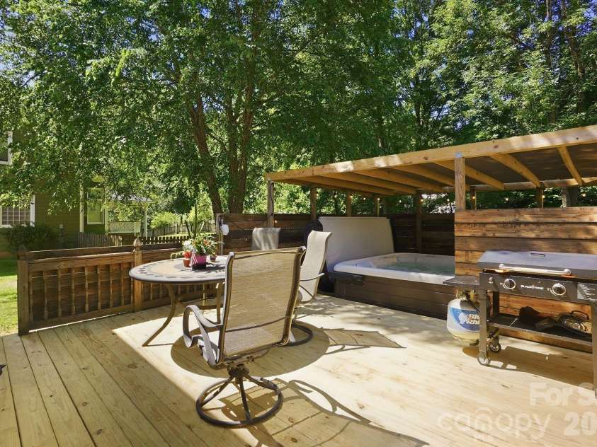 9912 Park Springs Court, Charlotte, NC 28210.  MLS# CAR4388114, YatesRealty ID 33234. Deck