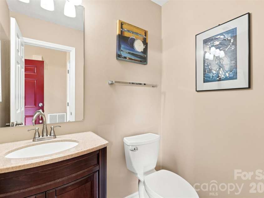 9912 Park Springs Court, Charlotte, NC 28210.  MLS# CAR4388114, YatesRealty ID 33234. Half Bath