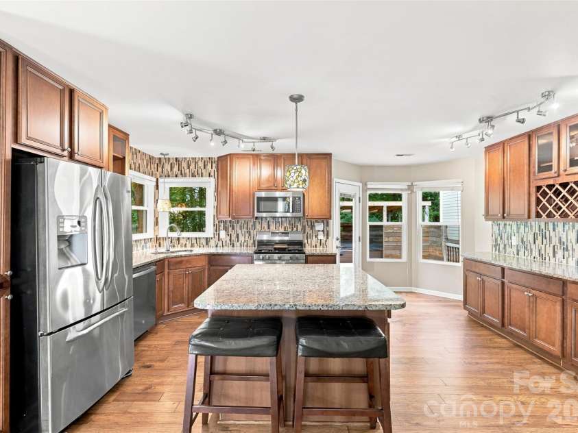 9912 Park Springs Court, Charlotte, NC 28210.  MLS# CAR4388114, YatesRealty ID 33234. Kitchen