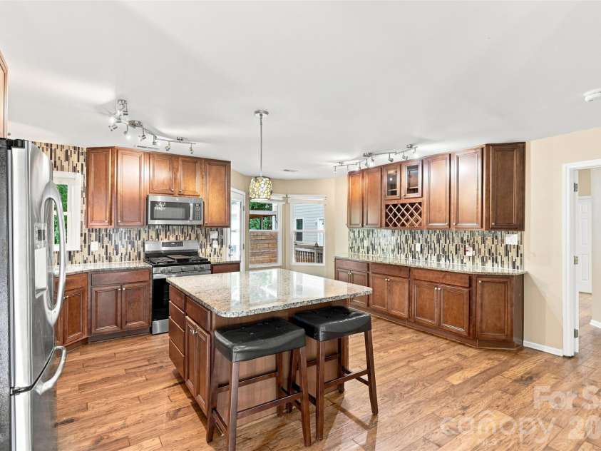 9912 Park Springs Court, Charlotte, NC 28210.  MLS# CAR4388114, YatesRealty ID 33234. Kitchen