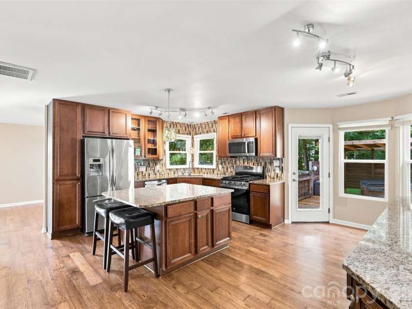 9912 Park Springs Court, Charlotte, NC 28210.  MLS# CAR4388114, YatesRealty ID 33234. Kitchen