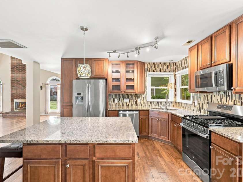 9912 Park Springs Court, Charlotte, NC 28210.  MLS# CAR4388114, YatesRealty ID 33234. Kitchen