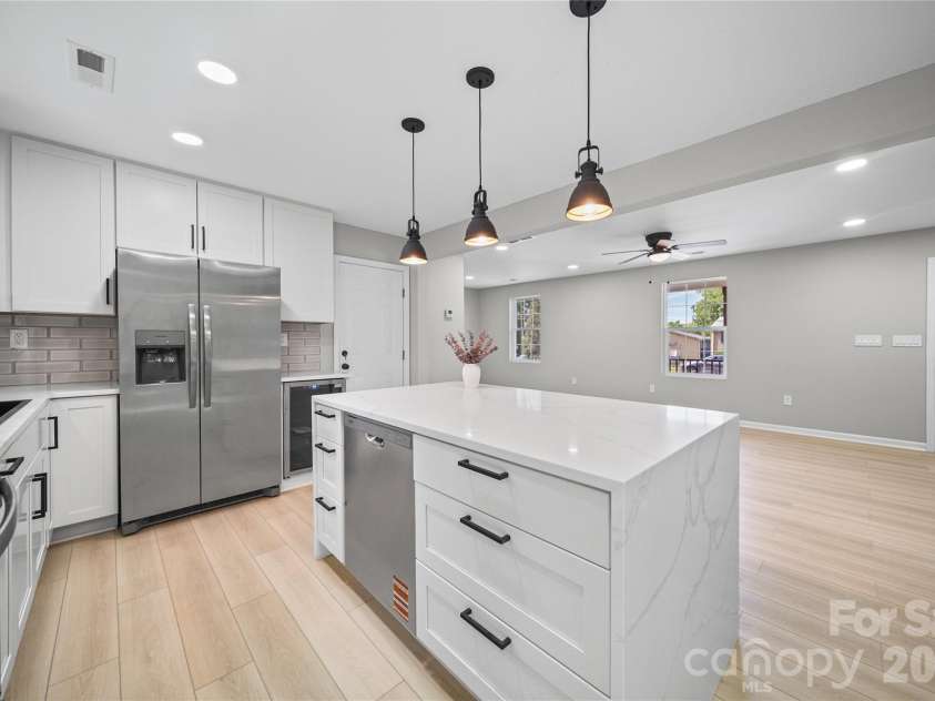 1421 Tyvola Road, Charlotte, NC 28210.  MLS# CAR4388594, YatesRealty ID 33235. 