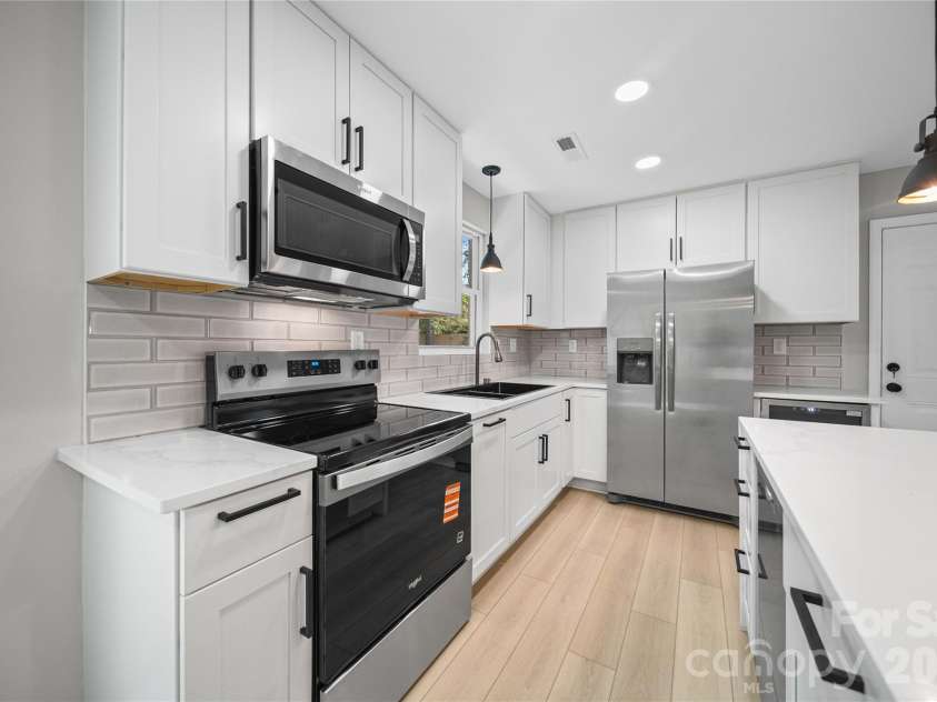 1421 Tyvola Road, Charlotte, NC 28210.  MLS# CAR4388594, YatesRealty ID 33235. 