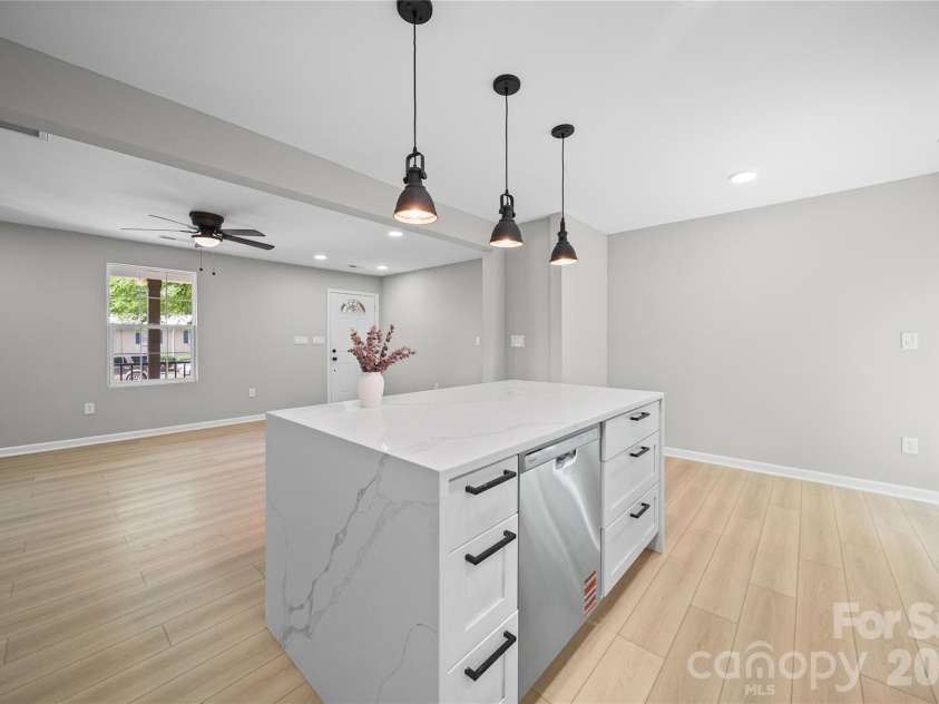 1421 Tyvola Road, Charlotte, NC 28210.  MLS# CAR4388594, YatesRealty ID 33235. 