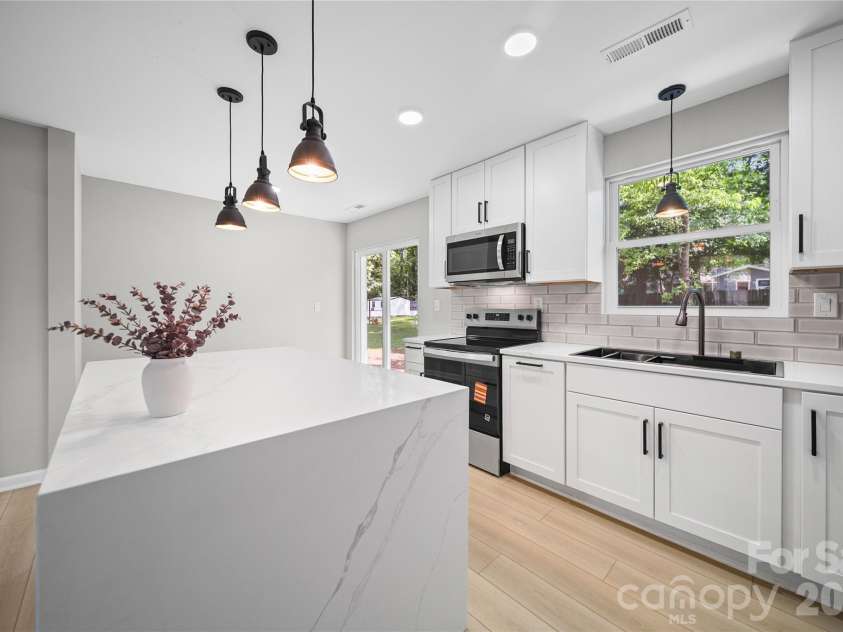 1421 Tyvola Road, Charlotte, NC 28210.  MLS# CAR4388594, YatesRealty ID 33235. 