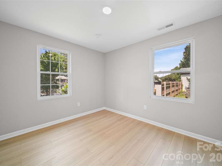 1421 Tyvola Road, Charlotte, NC 28210.  MLS# CAR4388594, YatesRealty ID 33235. 