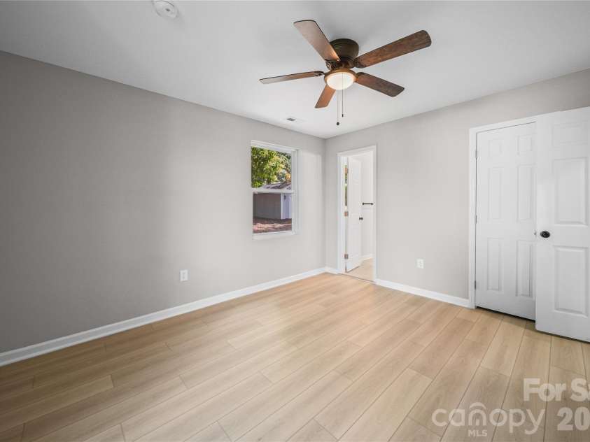 1421 Tyvola Road, Charlotte, NC 28210.  MLS# CAR4388594, YatesRealty ID 33235. 