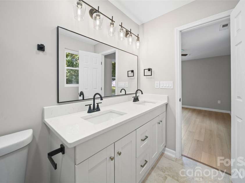 1421 Tyvola Road, Charlotte, NC 28210.  MLS# CAR4388594, YatesRealty ID 33235. 