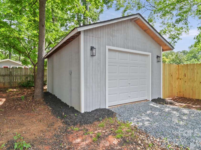 1421 Tyvola Road, Charlotte, NC 28210.  MLS# CAR4388594, YatesRealty ID 33235. 