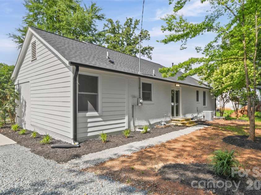 1421 Tyvola Road, Charlotte, NC 28210.  MLS# CAR4388594, YatesRealty ID 33235. 