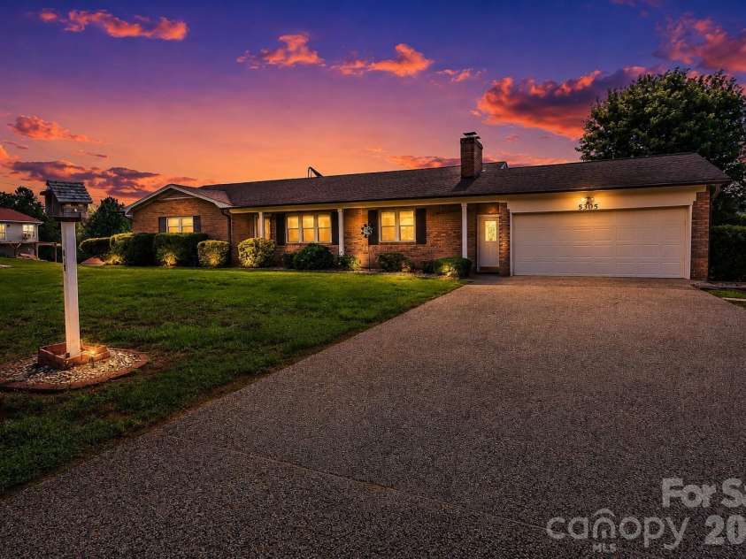 5305 Icard Ridge Road, Hickory, NC 28601.  MLS# CAR4388670, YatesRealty ID 33237. 