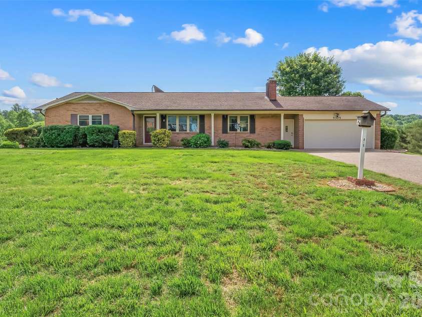 5305 Icard Ridge Road, Hickory, NC 28601.  MLS# CAR4388670, YatesRealty ID 33237. 