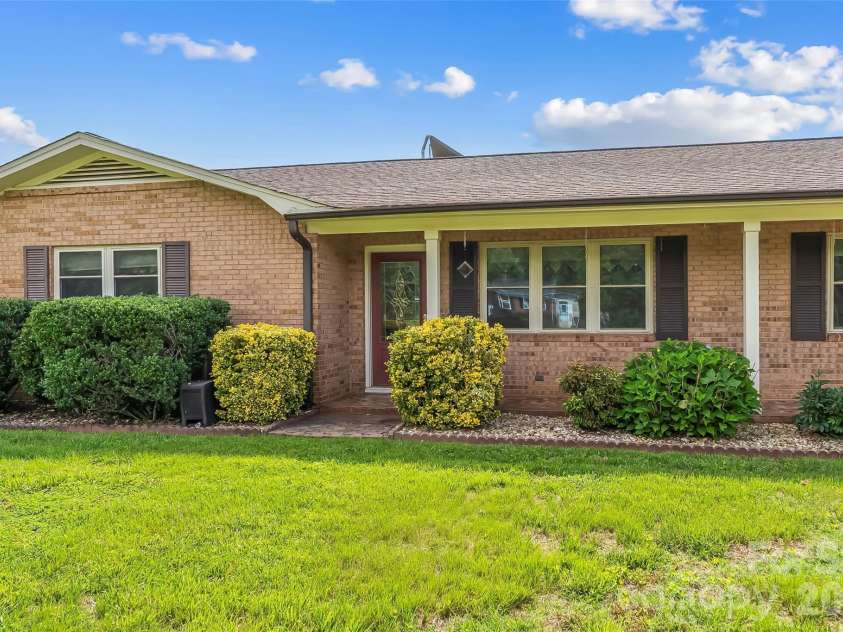 5305 Icard Ridge Road, Hickory, NC 28601.  MLS# CAR4388670, YatesRealty ID 33237. 