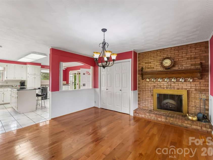 5305 Icard Ridge Road, Hickory, NC 28601.  MLS# CAR4388670, YatesRealty ID 33237. 
