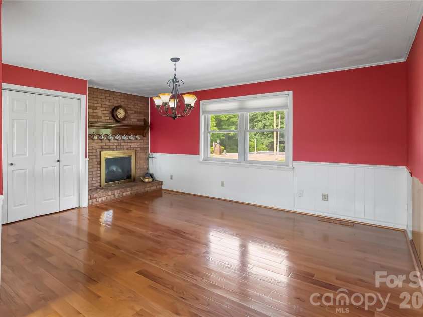 5305 Icard Ridge Road, Hickory, NC 28601.  MLS# CAR4388670, YatesRealty ID 33237. 