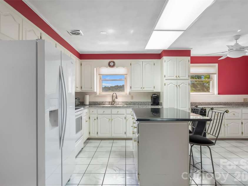 5305 Icard Ridge Road, Hickory, NC 28601.  MLS# CAR4388670, YatesRealty ID 33237. 