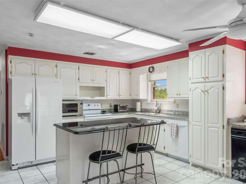 5305 Icard Ridge Road, Hickory, NC 28601.  MLS# CAR4388670, YatesRealty ID 33237. 