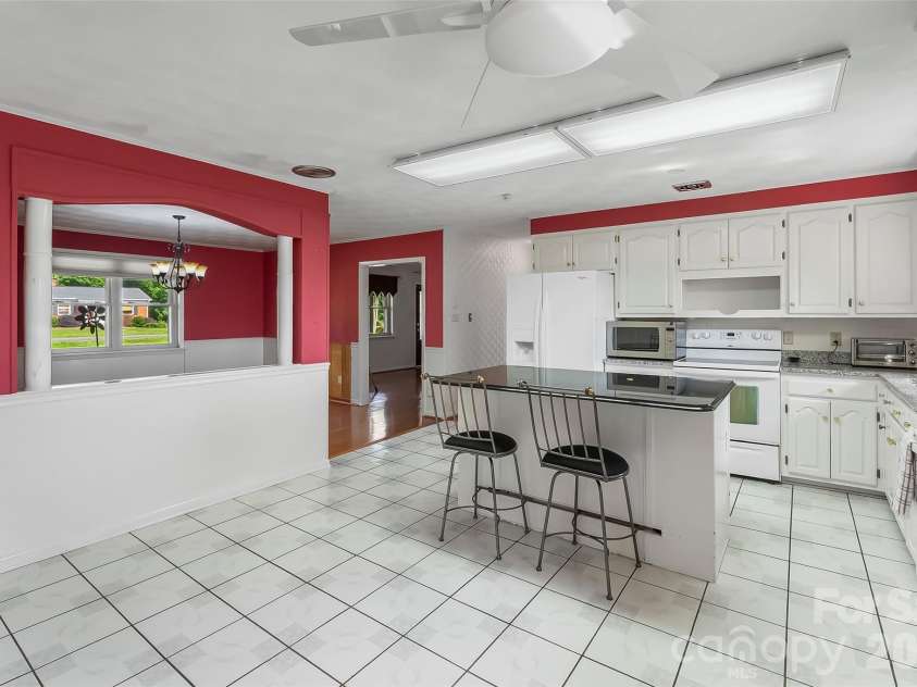 5305 Icard Ridge Road, Hickory, NC 28601.  MLS# CAR4388670, YatesRealty ID 33237. 