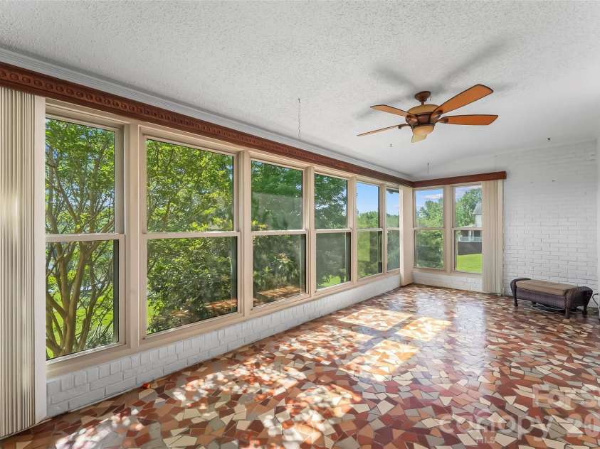 5305 Icard Ridge Road, Hickory, NC 28601.  MLS# CAR4388670, YatesRealty ID 33237. 