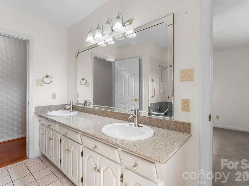 5305 Icard Ridge Road, Hickory, NC 28601.  MLS# CAR4388670, YatesRealty ID 33237. 
