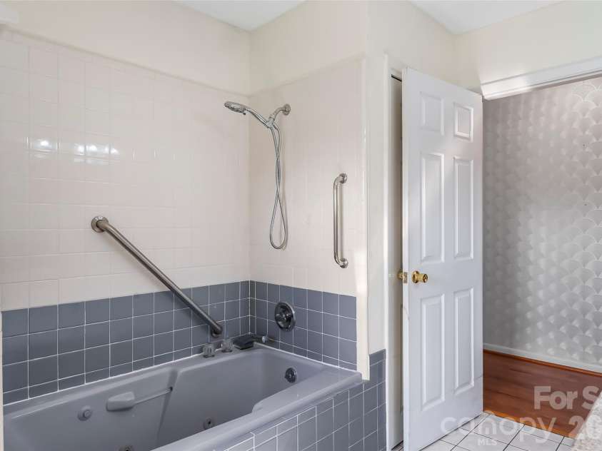 5305 Icard Ridge Road, Hickory, NC 28601.  MLS# CAR4388670, YatesRealty ID 33237. 