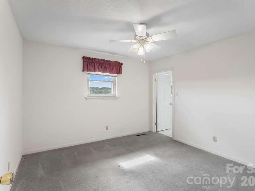 5305 Icard Ridge Road, Hickory, NC 28601.  MLS# CAR4388670, YatesRealty ID 33237. 