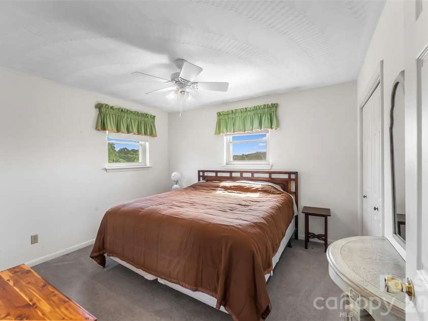 5305 Icard Ridge Road, Hickory, NC 28601.  MLS# CAR4388670, YatesRealty ID 33237. 