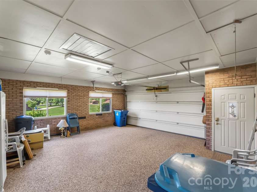 5305 Icard Ridge Road, Hickory, NC 28601.  MLS# CAR4388670, YatesRealty ID 33237. 