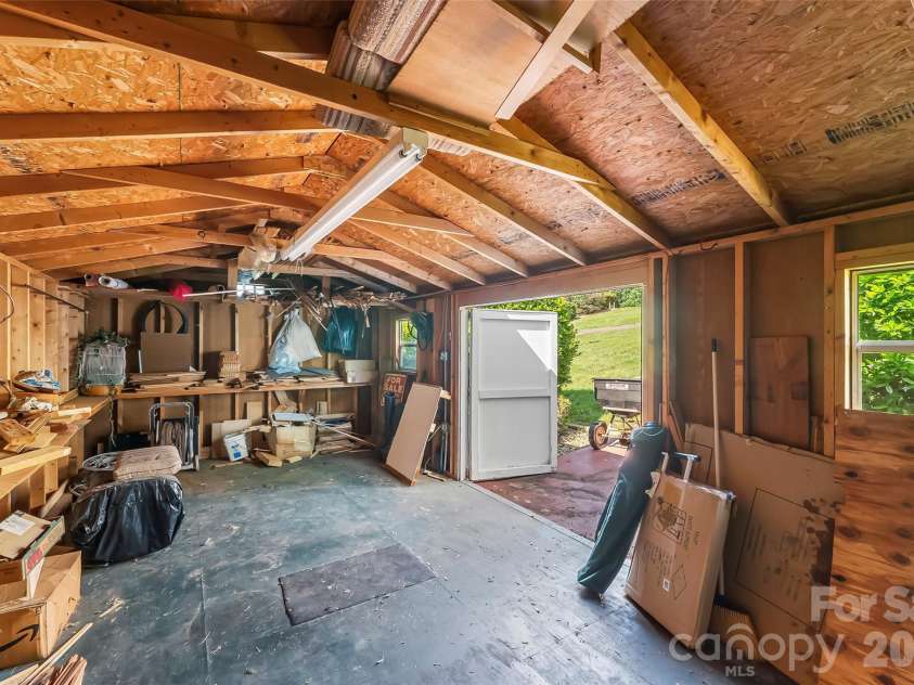 5305 Icard Ridge Road, Hickory, NC 28601.  MLS# CAR4388670, YatesRealty ID 33237. 