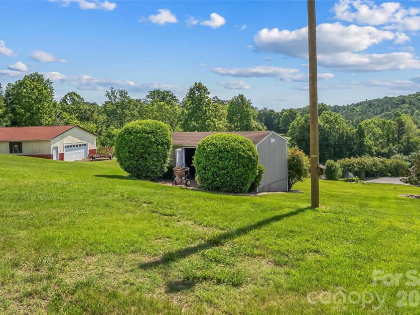 5305 Icard Ridge Road, Hickory, NC 28601.  MLS# CAR4388670, YatesRealty ID 33237. 