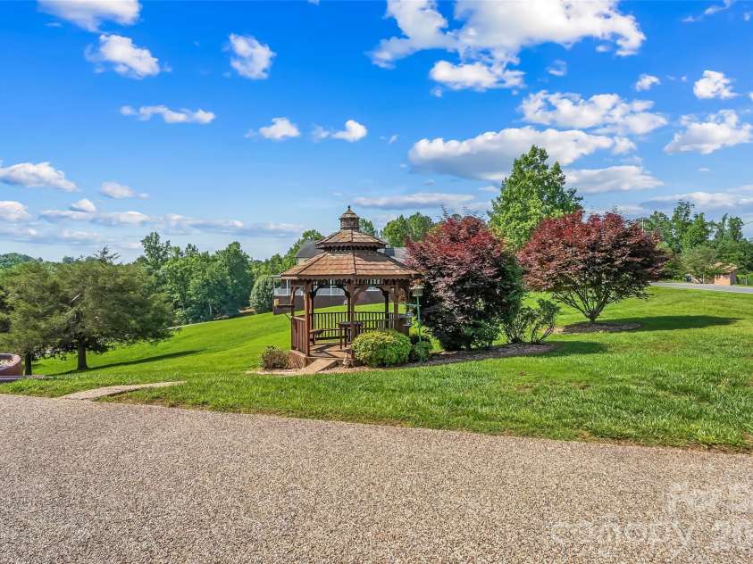 5305 Icard Ridge Road, Hickory, NC 28601.  MLS# CAR4388670, YatesRealty ID 33237. 