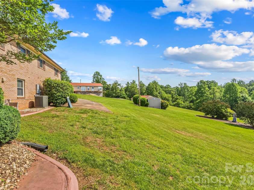 5305 Icard Ridge Road, Hickory, NC 28601.  MLS# CAR4388670, YatesRealty ID 33237. 