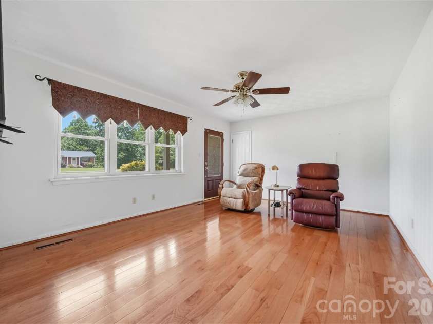 5305 Icard Ridge Road, Hickory, NC 28601.  MLS# CAR4388670, YatesRealty ID 33237. 