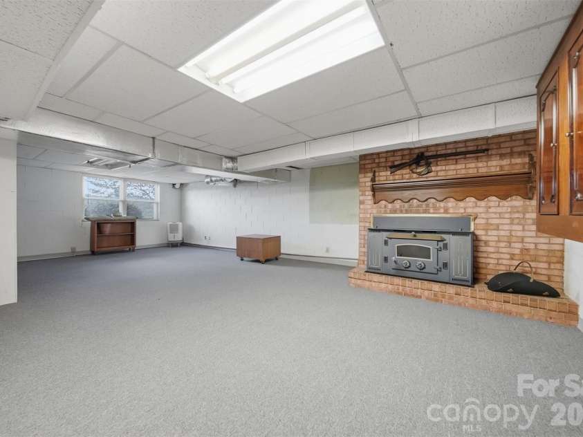 5305 Icard Ridge Road, Hickory, NC 28601.  MLS# CAR4388670, YatesRealty ID 33237. 