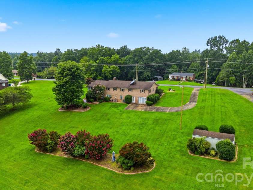 5305 Icard Ridge Road, Hickory, NC 28601.  MLS# CAR4388670, YatesRealty ID 33237. 
