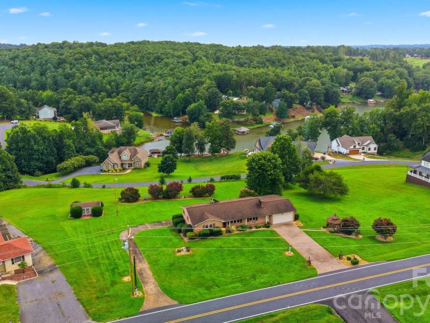 5305 Icard Ridge Road, Hickory, NC 28601.  MLS# CAR4388670, YatesRealty ID 33237. 