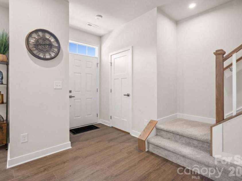 513 Evergreen Terrace, Cramerton, NC 28032.  MLS# CAR4389567, YatesRealty ID 33238. Foyer inside
