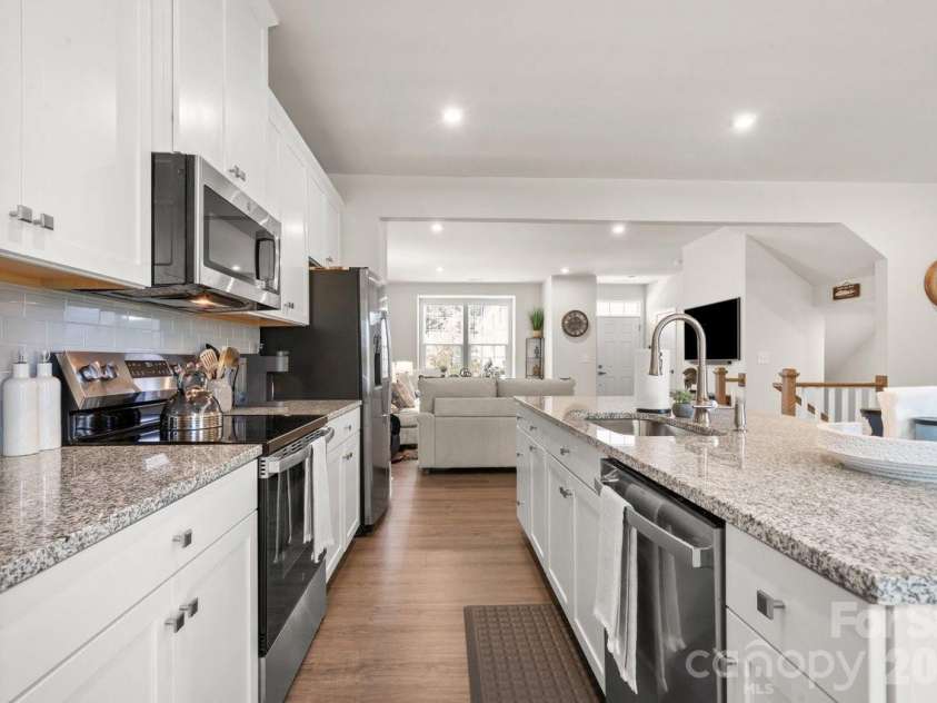 513 Evergreen Terrace, Cramerton, NC 28032.  MLS# CAR4389567, YatesRealty ID 33238. Kitchen