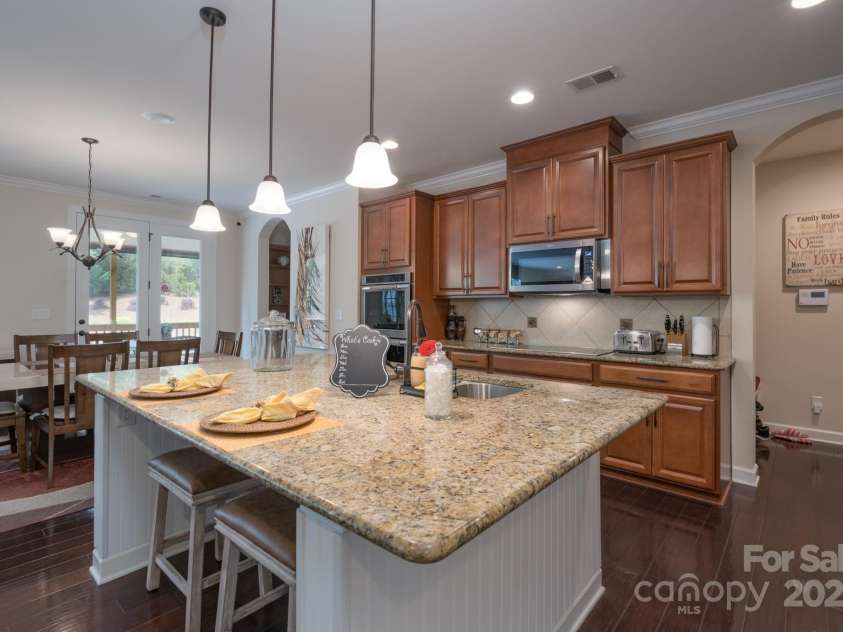 866 Tyne Drive, Fort Mill, SC 29715.  MLS# CAR4248986, YatesRealty ID 33238. Kitchen Island with Breakfast Bar