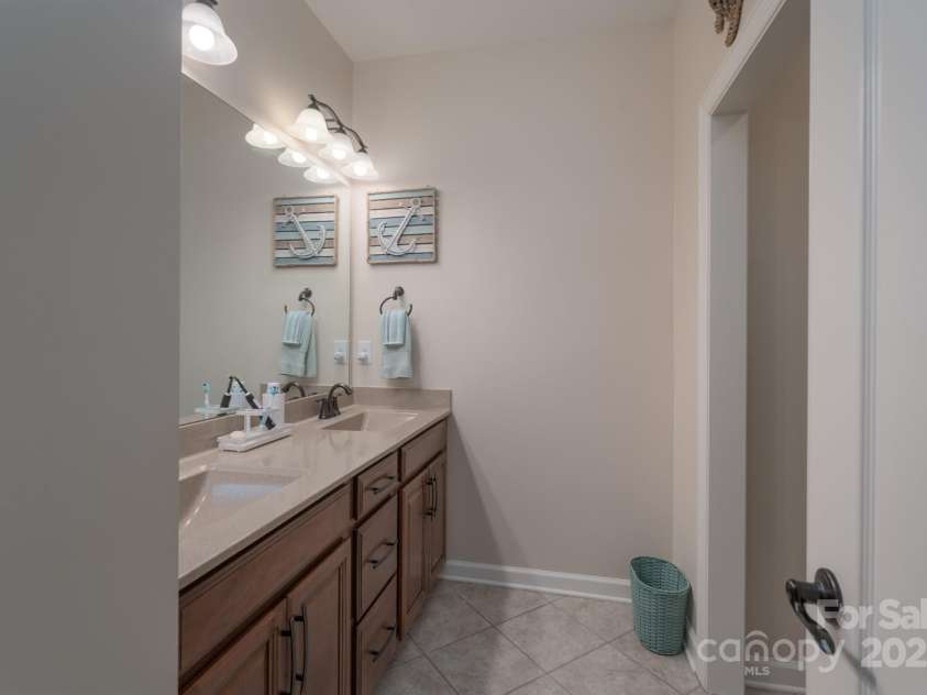 866 Tyne Drive, Fort Mill, SC 29715.  MLS# CAR4248986, YatesRealty ID 33238. Upper Level Full Bathroom