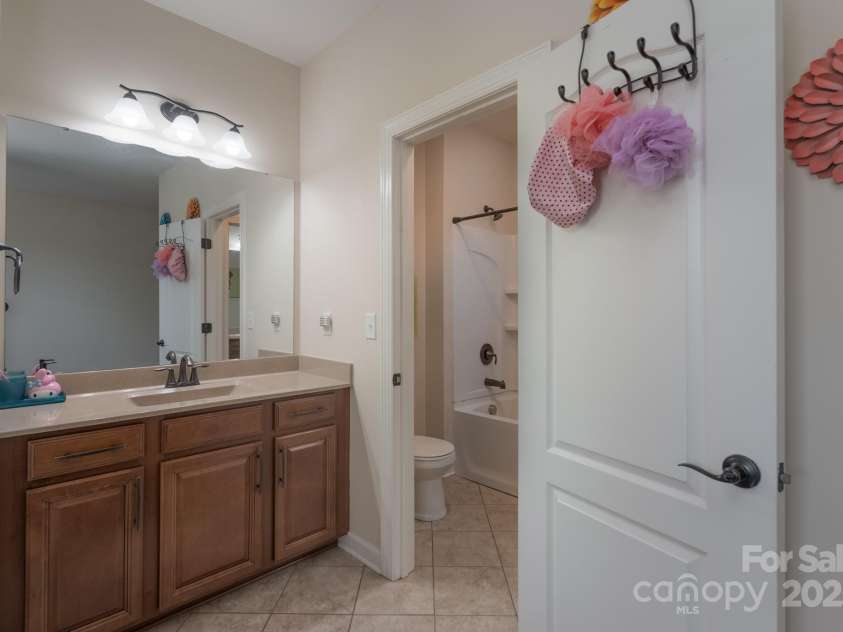 866 Tyne Drive, Fort Mill, SC 29715.  MLS# CAR4248986, YatesRealty ID 33238. Upper Level Full Bathroom