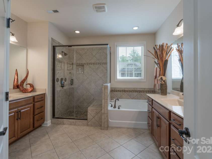 866 Tyne Drive, Fort Mill, SC 29715.  MLS# CAR4248986, YatesRealty ID 33238. Upper Level Primary Bathroom