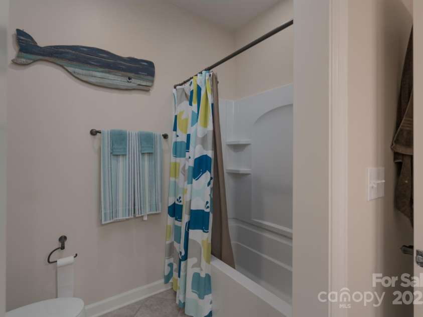 866 Tyne Drive, Fort Mill, SC 29715.  MLS# CAR4248986, YatesRealty ID 33238. Upper Level Secondary full Bathroom