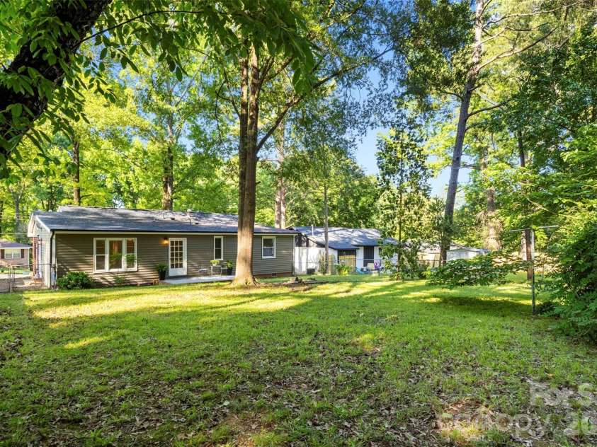 3840 Colebrook Road, Charlotte, NC 28215.  MLS# CAR4384060, YatesRealty ID 33239. 
