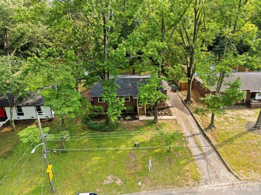 3840 Colebrook Road, Charlotte, NC 28215.  MLS# CAR4384060, YatesRealty ID 33239. 