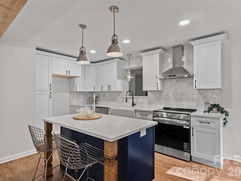 3840 Colebrook Road, Charlotte, NC 28215.  MLS# CAR4384060, YatesRealty ID 33239. Kitchen