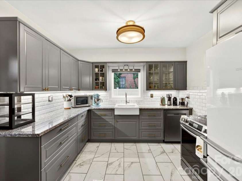2225 Ashley Road, Charlotte, NC 28208.  MLS# CAR4389591, YatesRealty ID 33241. 